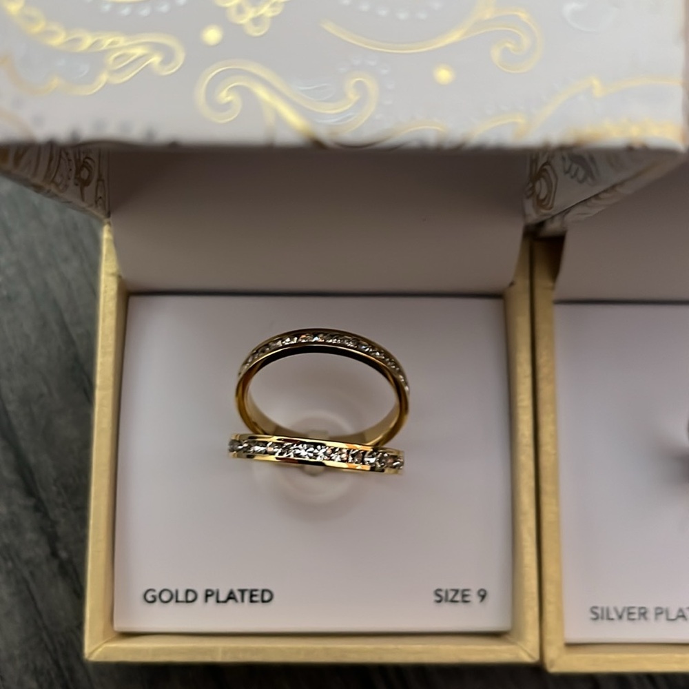 4 Rings -2 Silver & 2 Gold - Picture 2 of 3